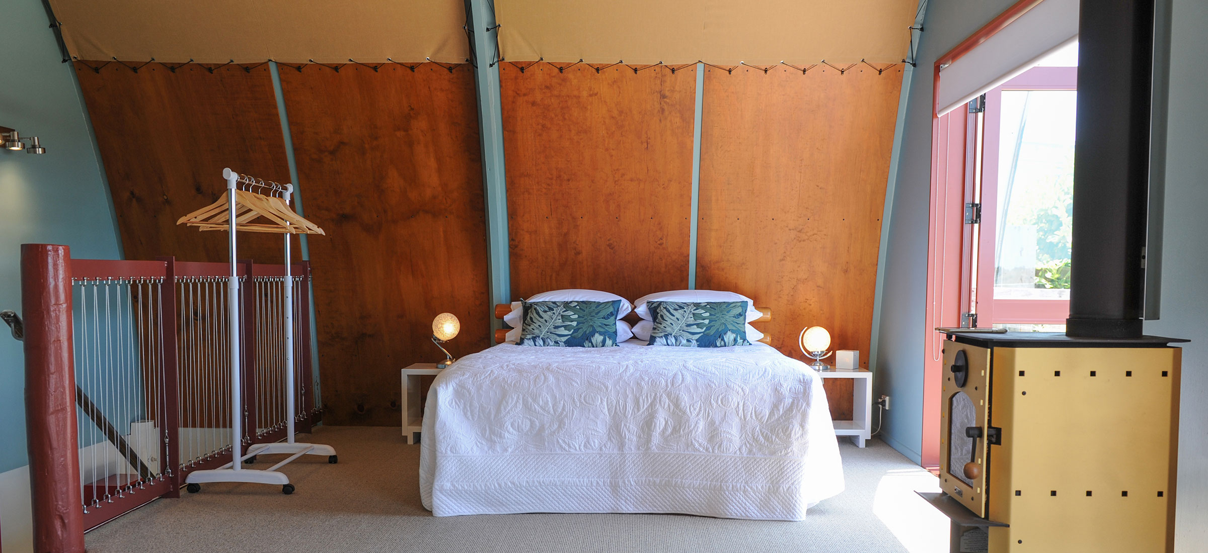 Luxury accommodation Auckland Muriwai black sand beach